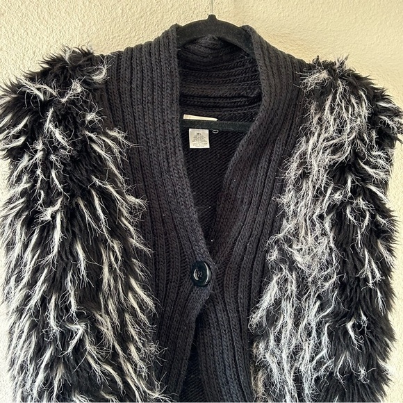 Collection Eighteen Women’s Circle Cadigan Knit Vest M/L Black Faux Fur Goblin - Picture 3 of 10